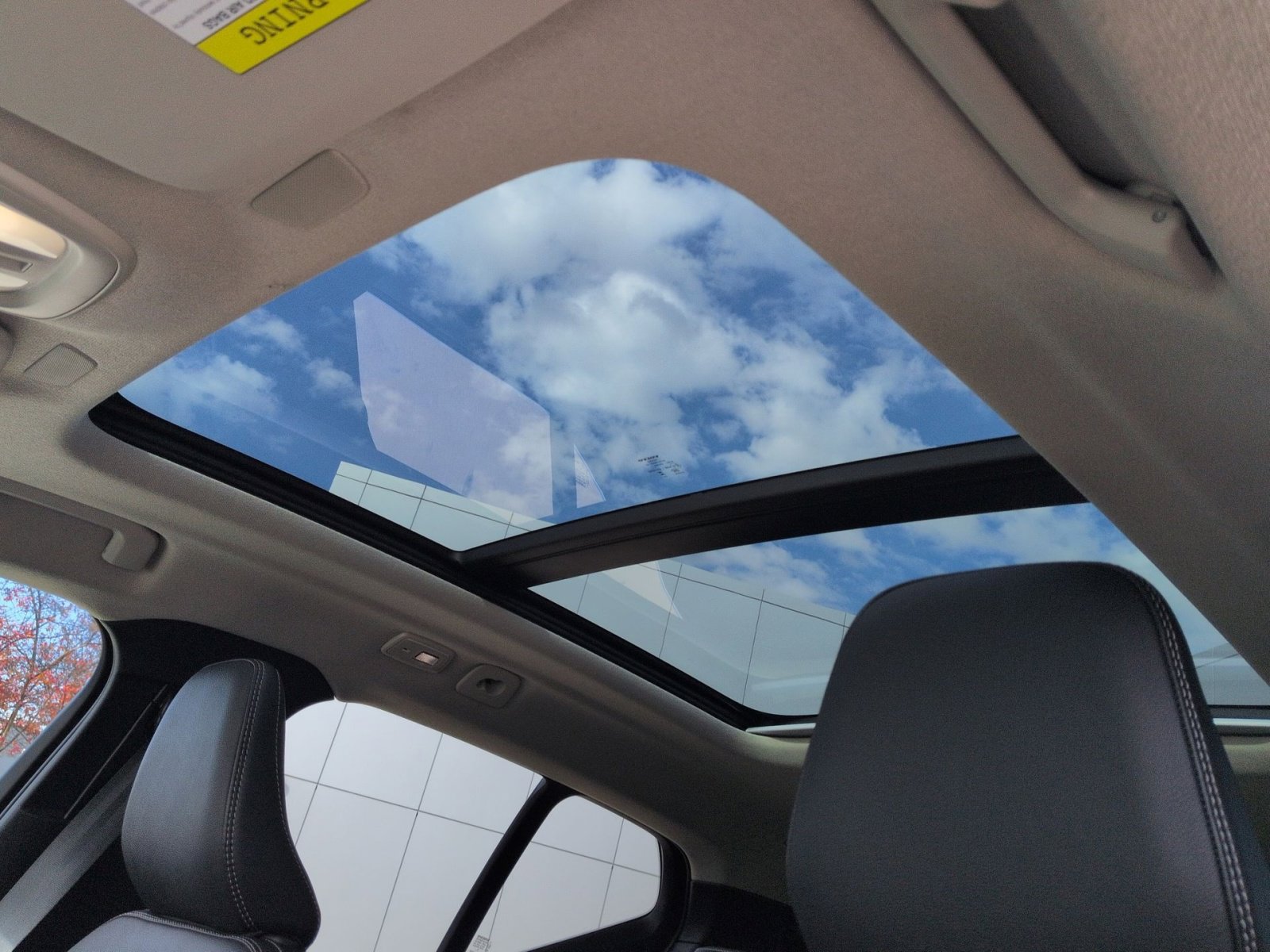 Certified 2024 Volvo XC40 B5 Ultimate w/ Protection Package Premier image 24