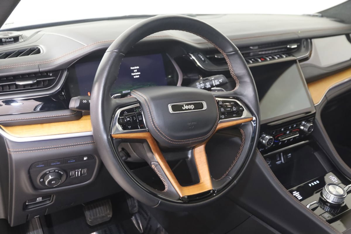 Used 2023 Jeep Grand Cherokee Summit image 6