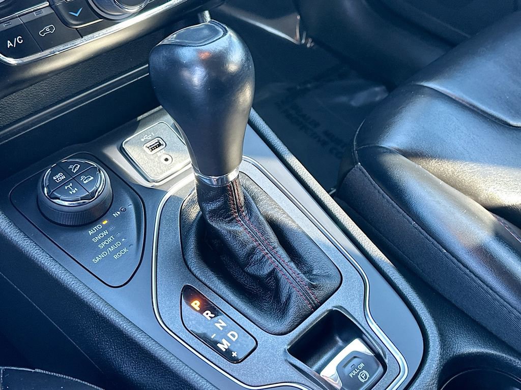 Used 2022 Jeep Cherokee Trailhawk w/ Technology Group B image 17