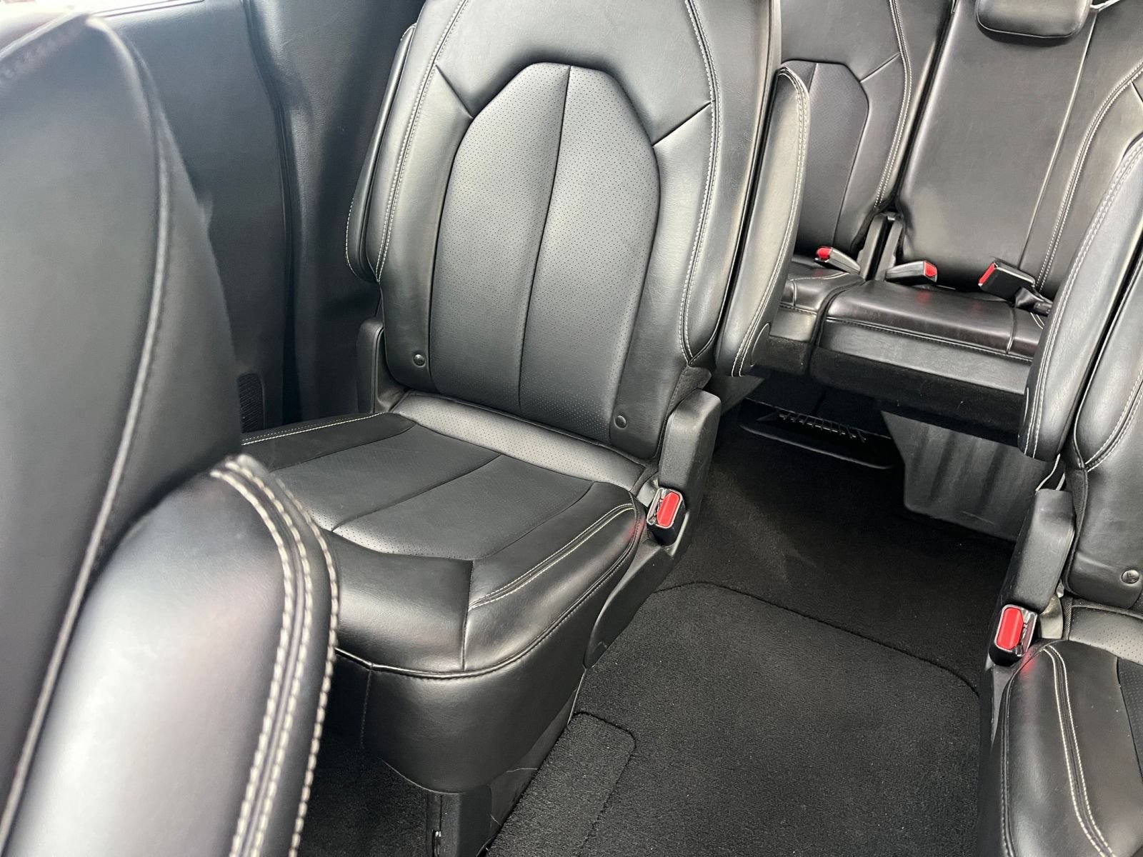 Used 2025 Chrysler Pacifica Select FWD image 41