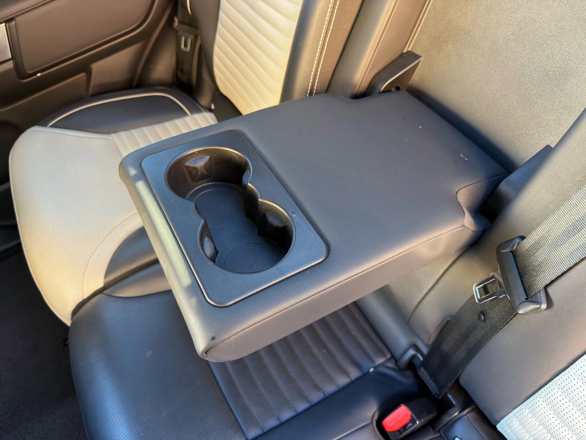 Used 2023 Land Rover Discovery Metropolitan Edition image 18