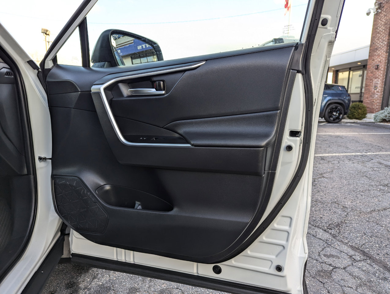 Used 2019 Toyota RAV4 XLE w/ Convenience Package image 31