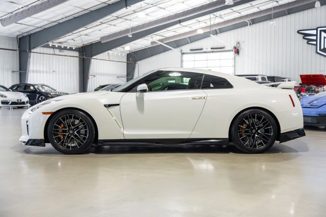 Used 2021 Nissan GT-R Premium image 3