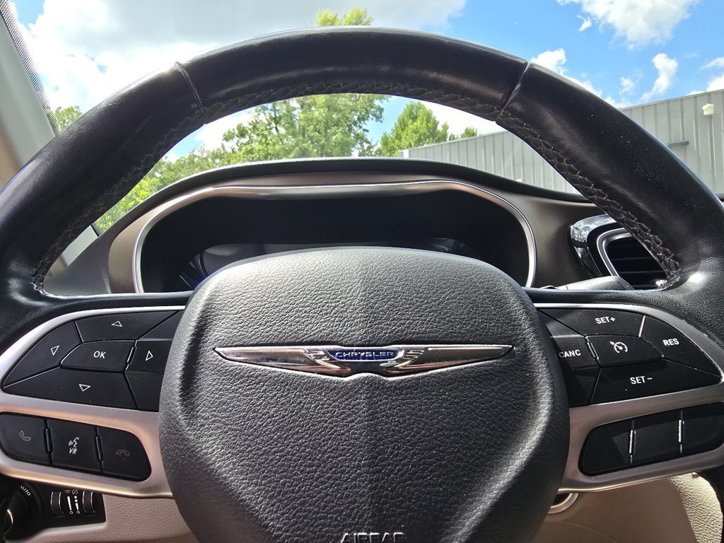 Used 2018 Chrysler Pacifica Touring-L Plus FWD image 25
