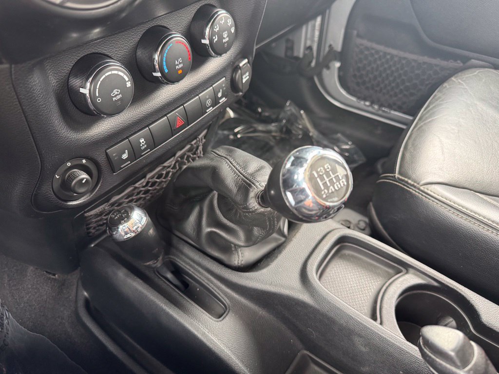 Used 2015 Jeep Wrangler Unlimited Rubicon AWD/4WD image 10