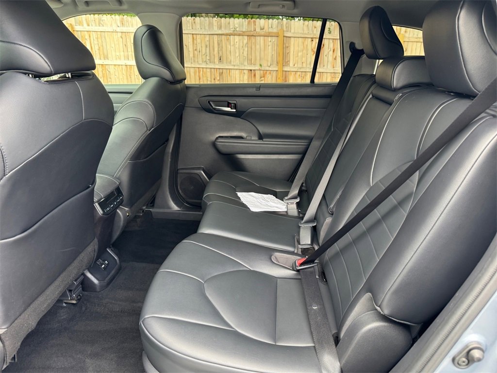 Used 2021 Toyota Highlander XLE image 19
