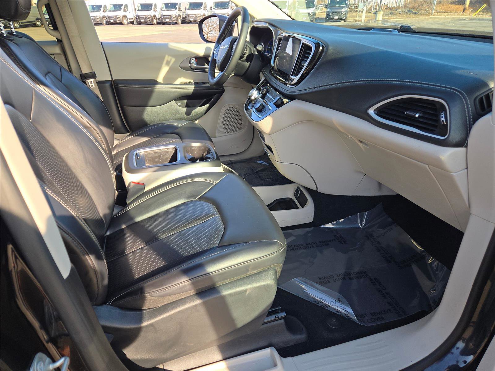 Used 2023 Chrysler Pacifica Touring-L image 7
