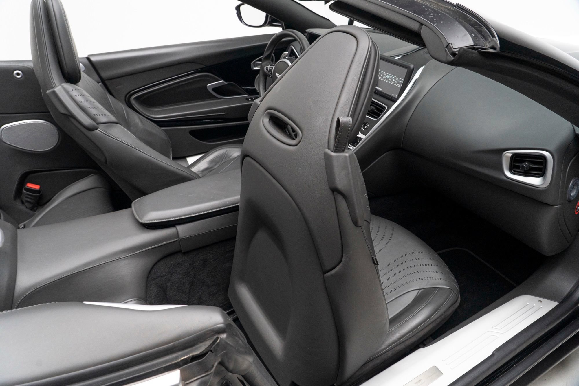 Used 2020 Aston Martin DB11 Volante RWD image 46