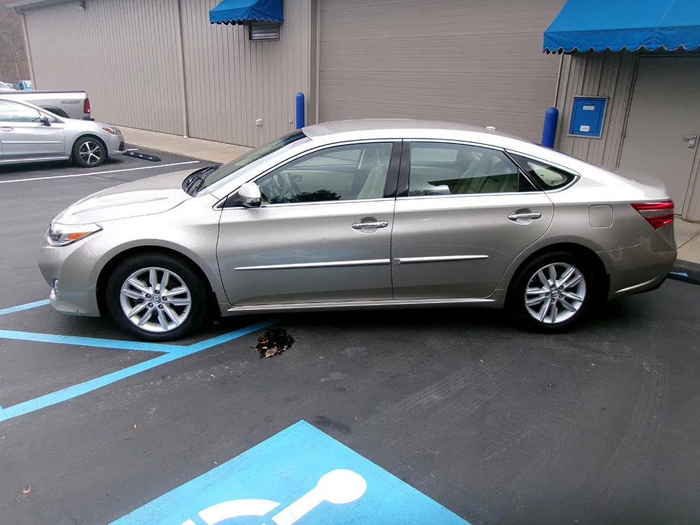 Used 2015 Toyota Avalon XLE w/ Preferred Accessory Package FWD image 2