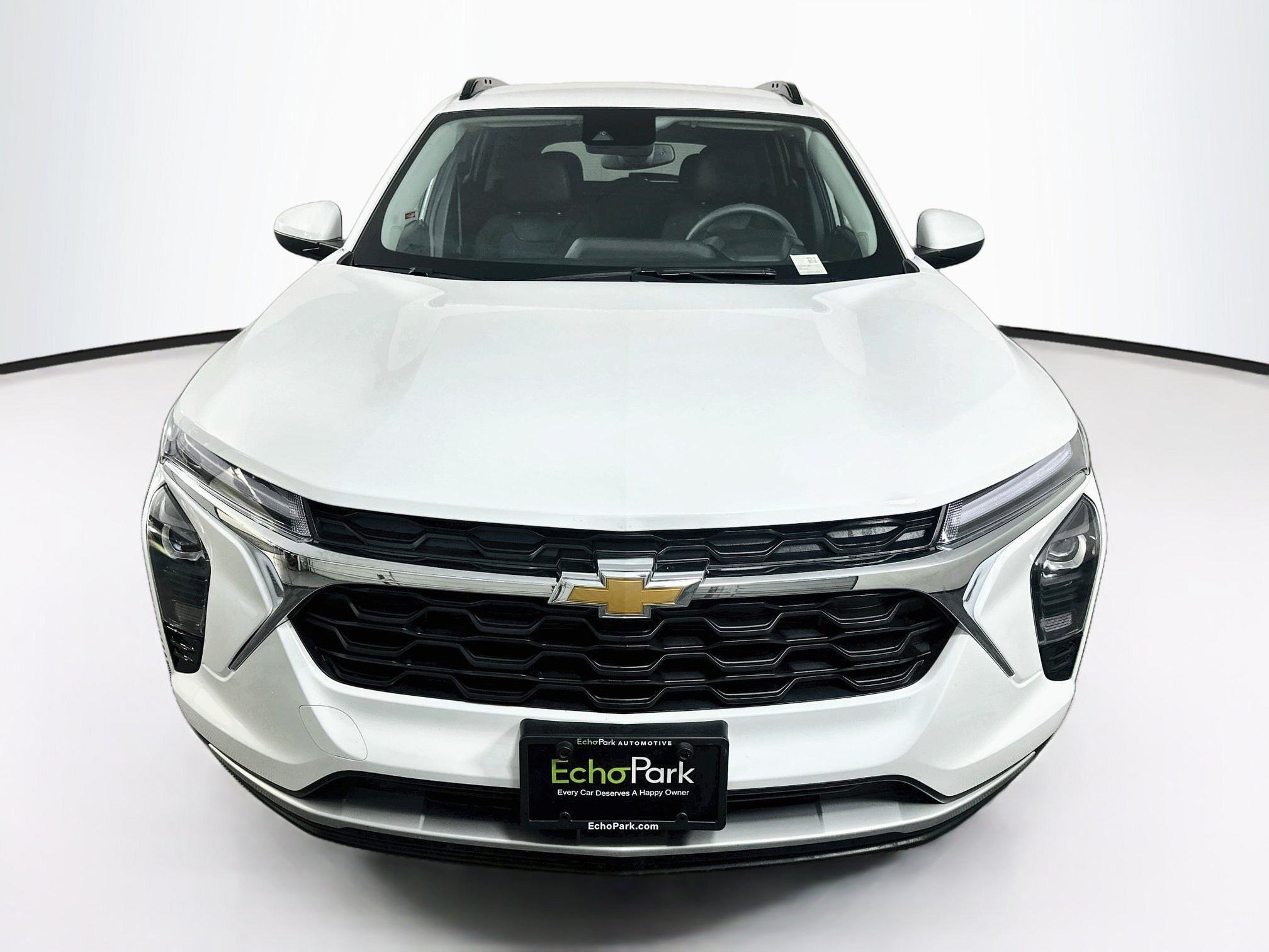Used 2025 Chevrolet Trax LT FWD image 2