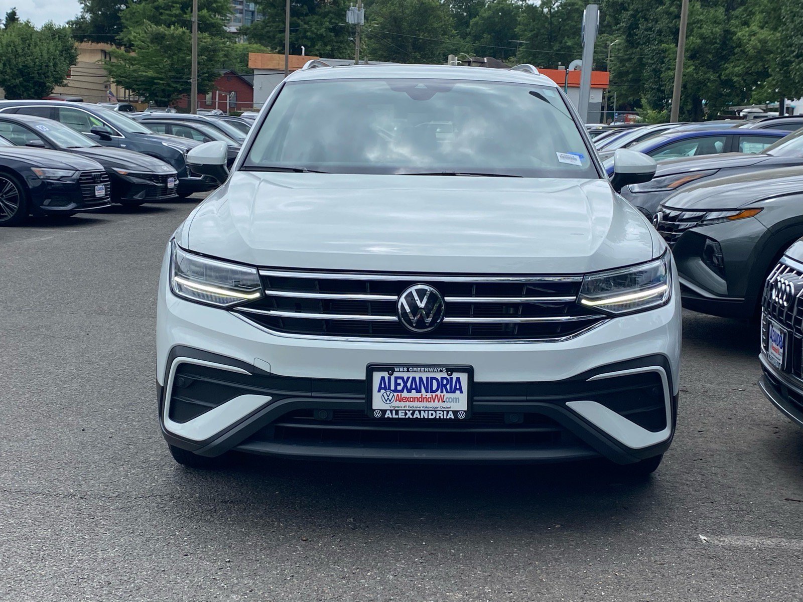 Certified 2024 Volkswagen Tiguan SE w/ Panoramic Sunroof Package FWD image 5