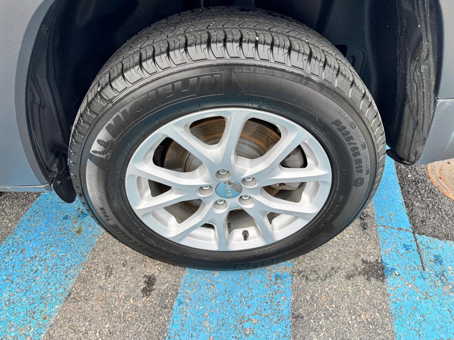 Used 2018 Jeep Cherokee Latitude w/ Cold Weather Group image 33