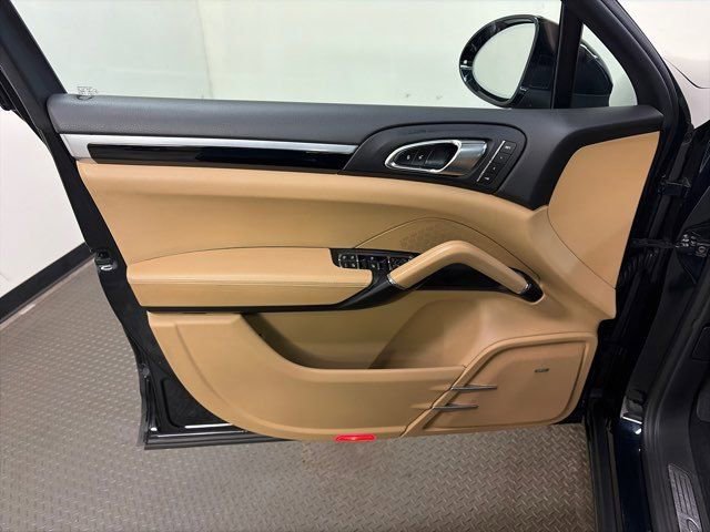 Used 2016 Porsche Cayenne w/ Premium Package image 12