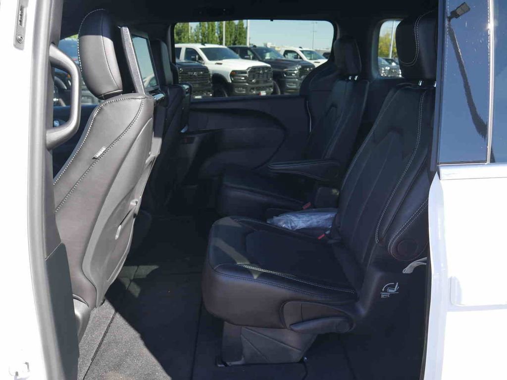 New 2026 Chrysler Pacifica Select image 11