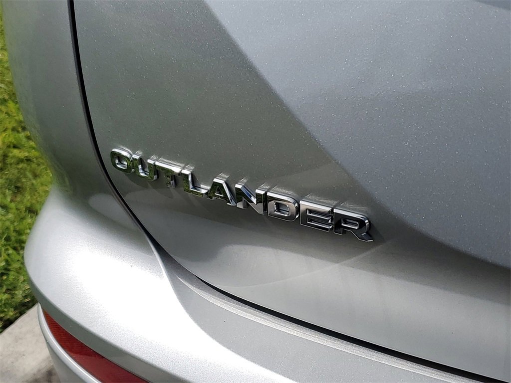 New 2025 Mitsubishi Outlander SE image 8