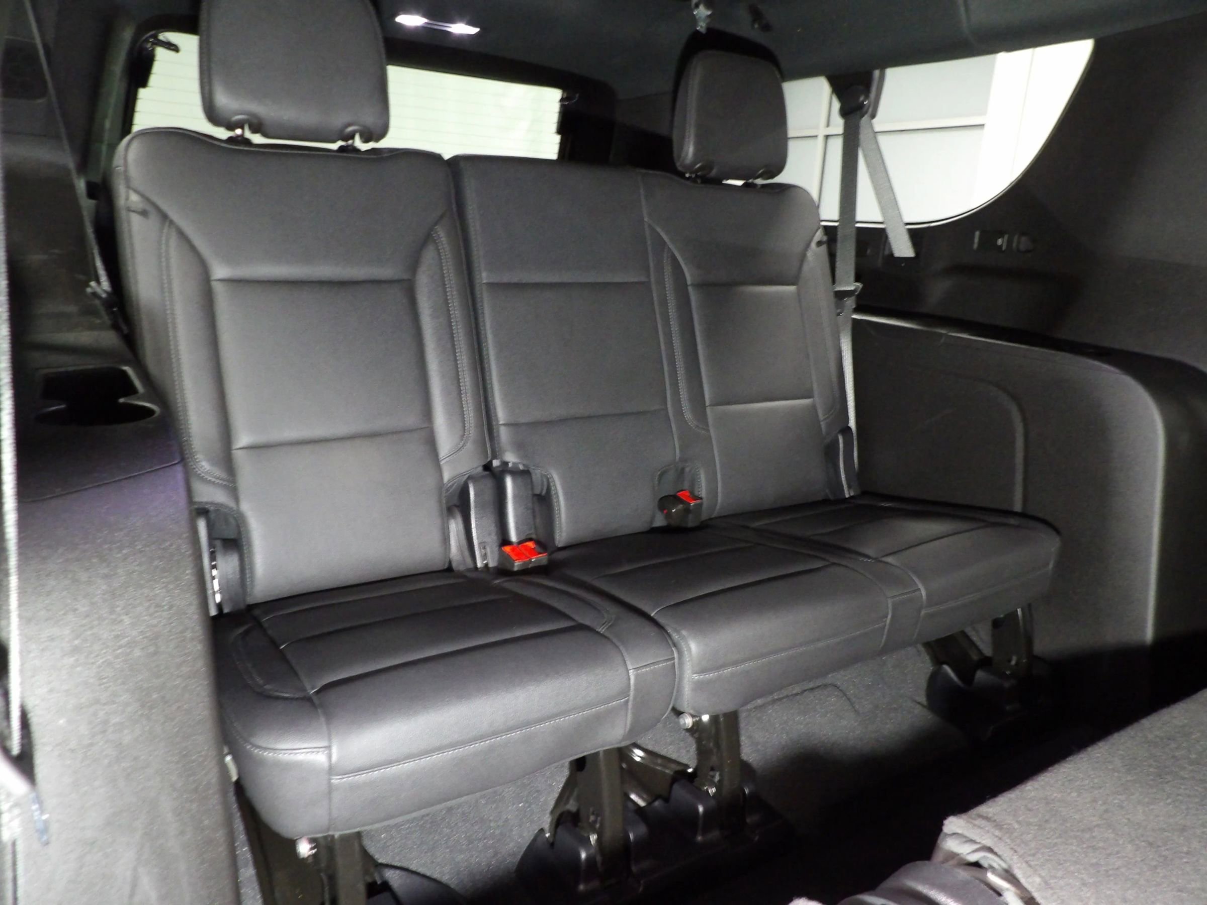 Used 2025 Chevrolet Suburban Z71 image 18