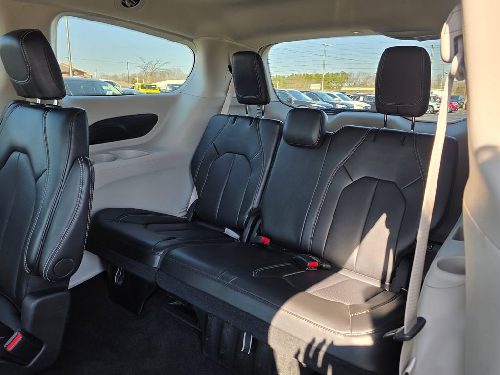Used 2024 Chrysler Pacifica Touring-L image 32