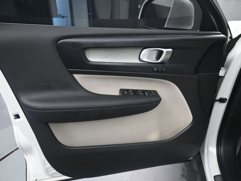 Used 2023 Volvo XC40 B5 Plus w/ Protection Package Premier image 10