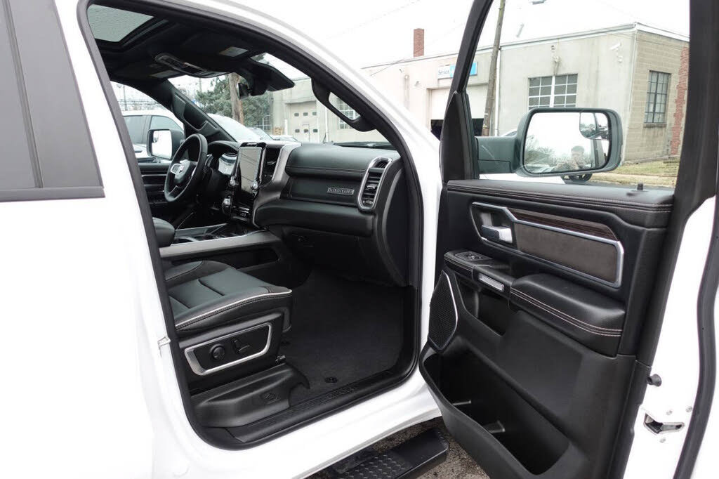 Used 2025 RAM 1500 Laramie w/ Sport Appearance Package AWD/4WD image 32