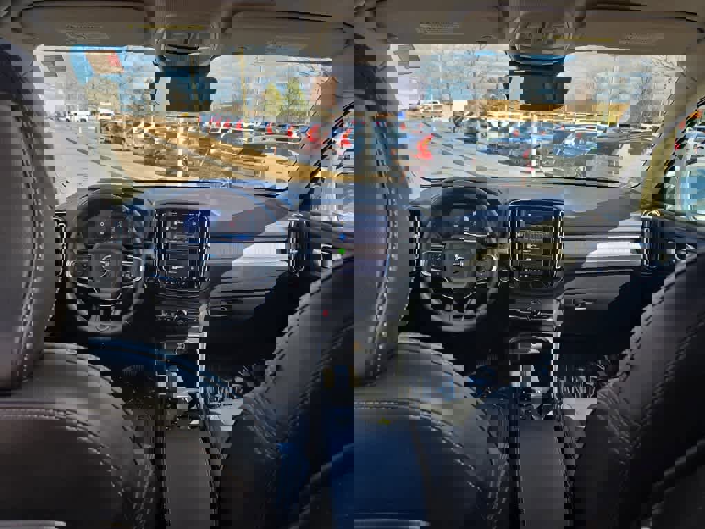 Used 2025 Volvo XC40 B5 Core image 10
