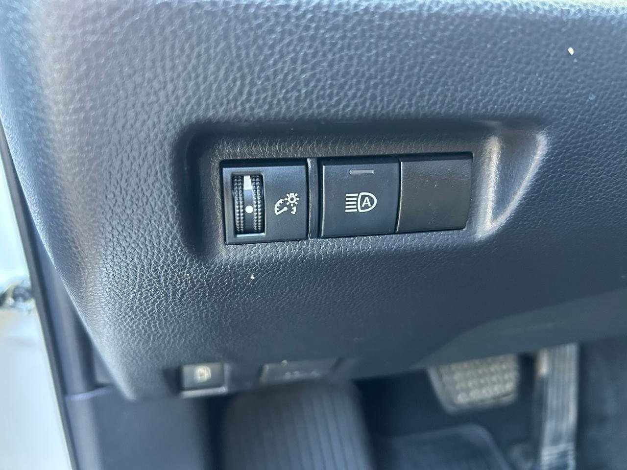 Used 2021 Toyota RAV4 LE AWD/4WD image 10