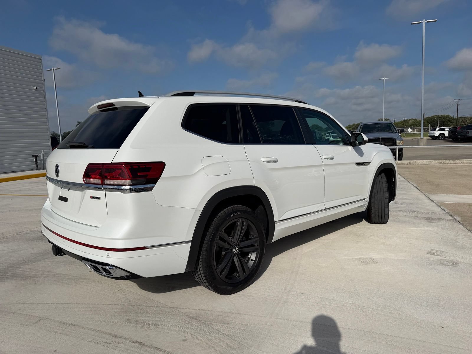 Used 2022 Volkswagen Atlas SEL R-Line AWD/4WD image 7