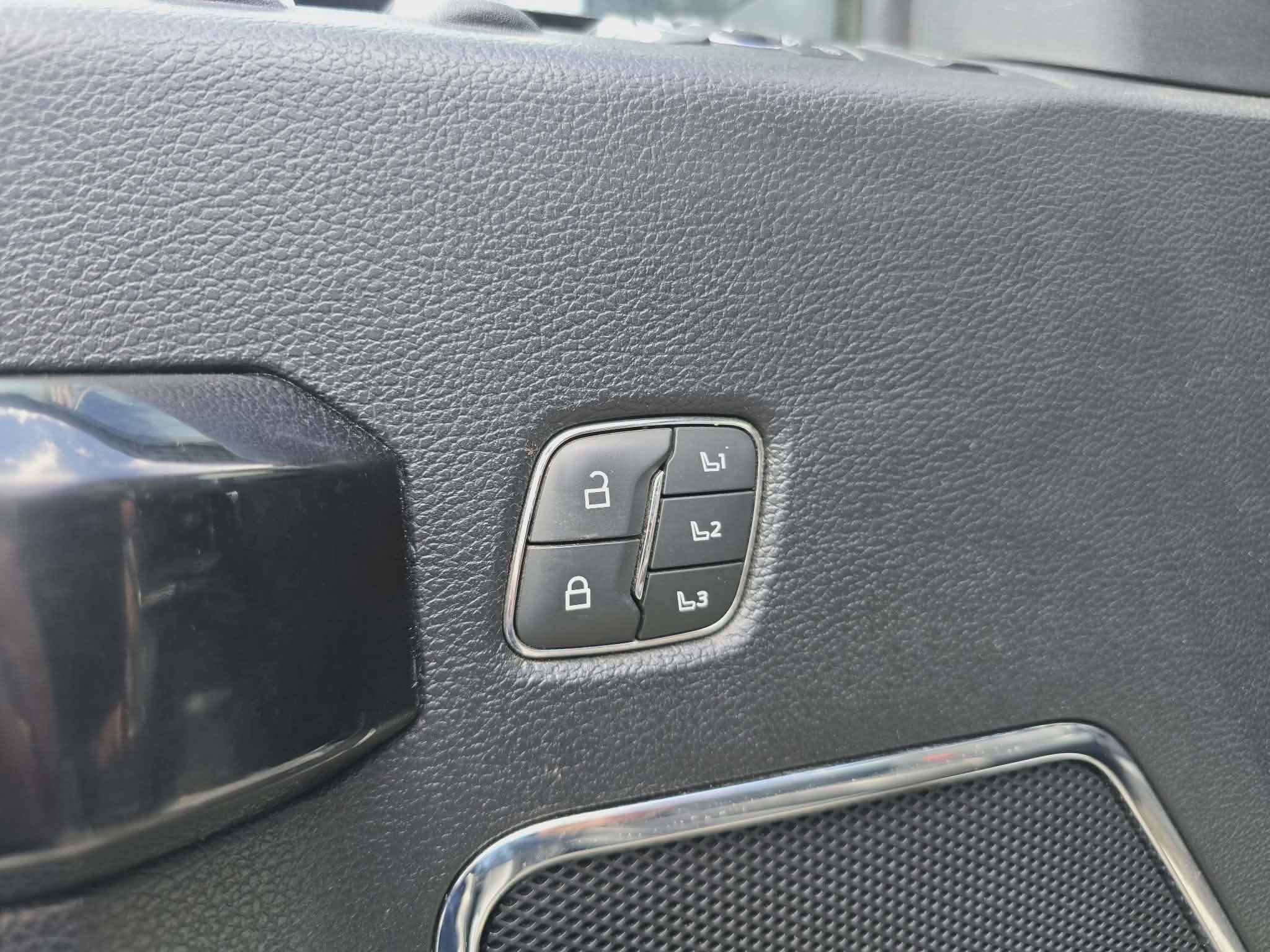 Used 2021 Ford F350 Lariat image 15