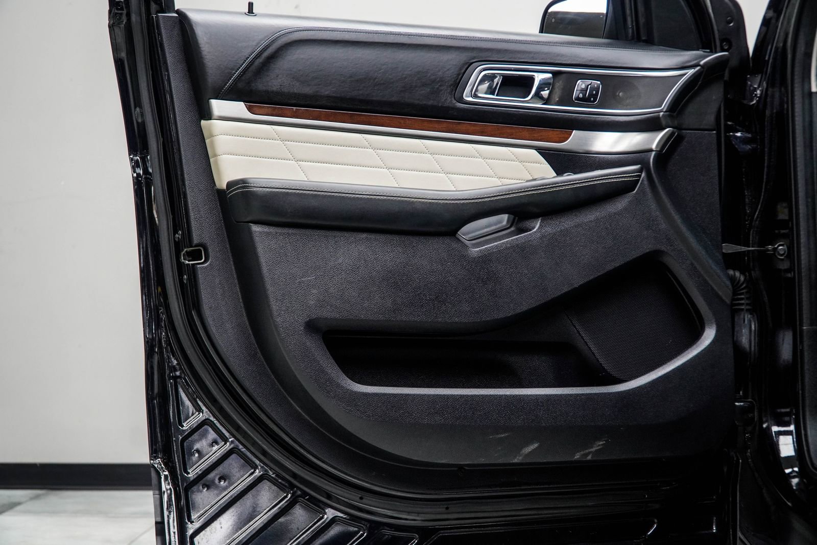 Used 2018 Ford Explorer Platinum AWD/4WD image 31