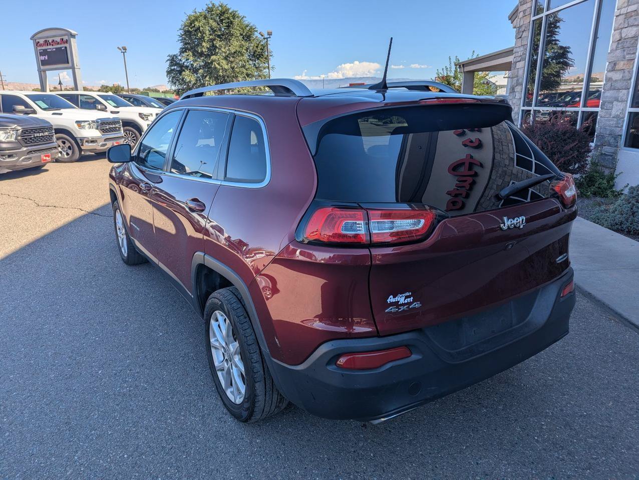 Used 2018 Jeep Cherokee Latitude w/ Cold Weather Group AWD/4WD image 3