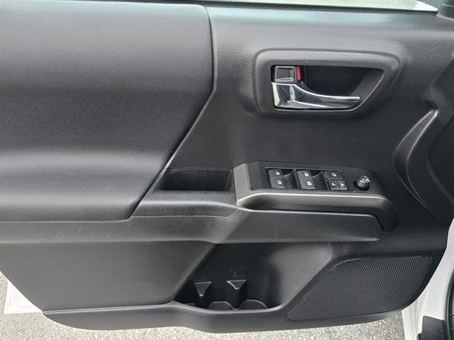 Used 2022 Toyota Tacoma TRD Off-Road image 17