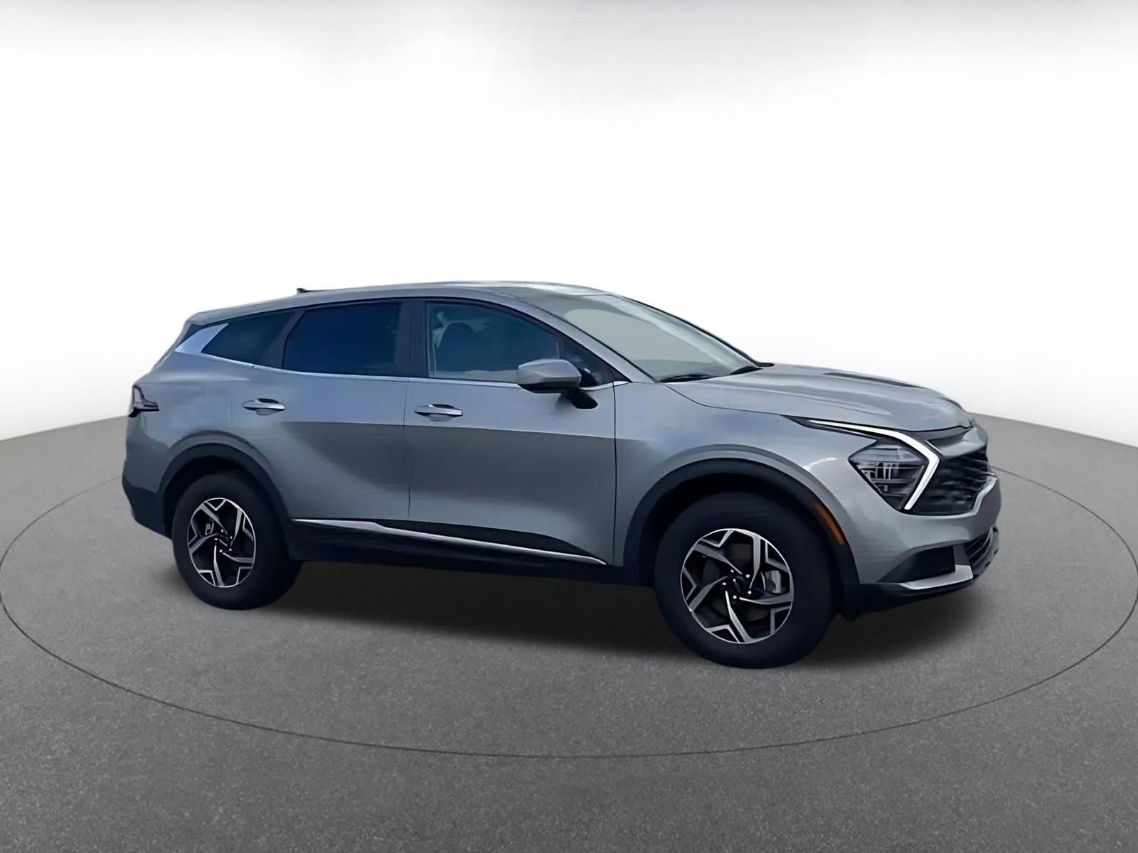 Used 2025 Kia Sportage LX image 2