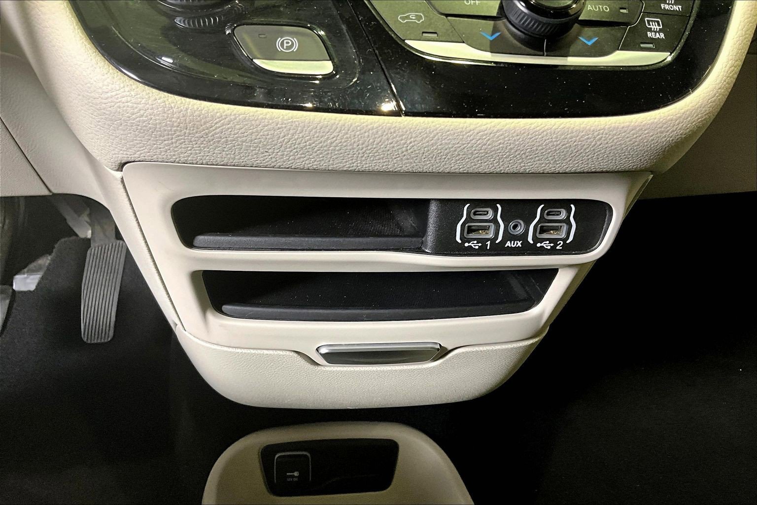 Used 2024 Chrysler Pacifica Select image 15
