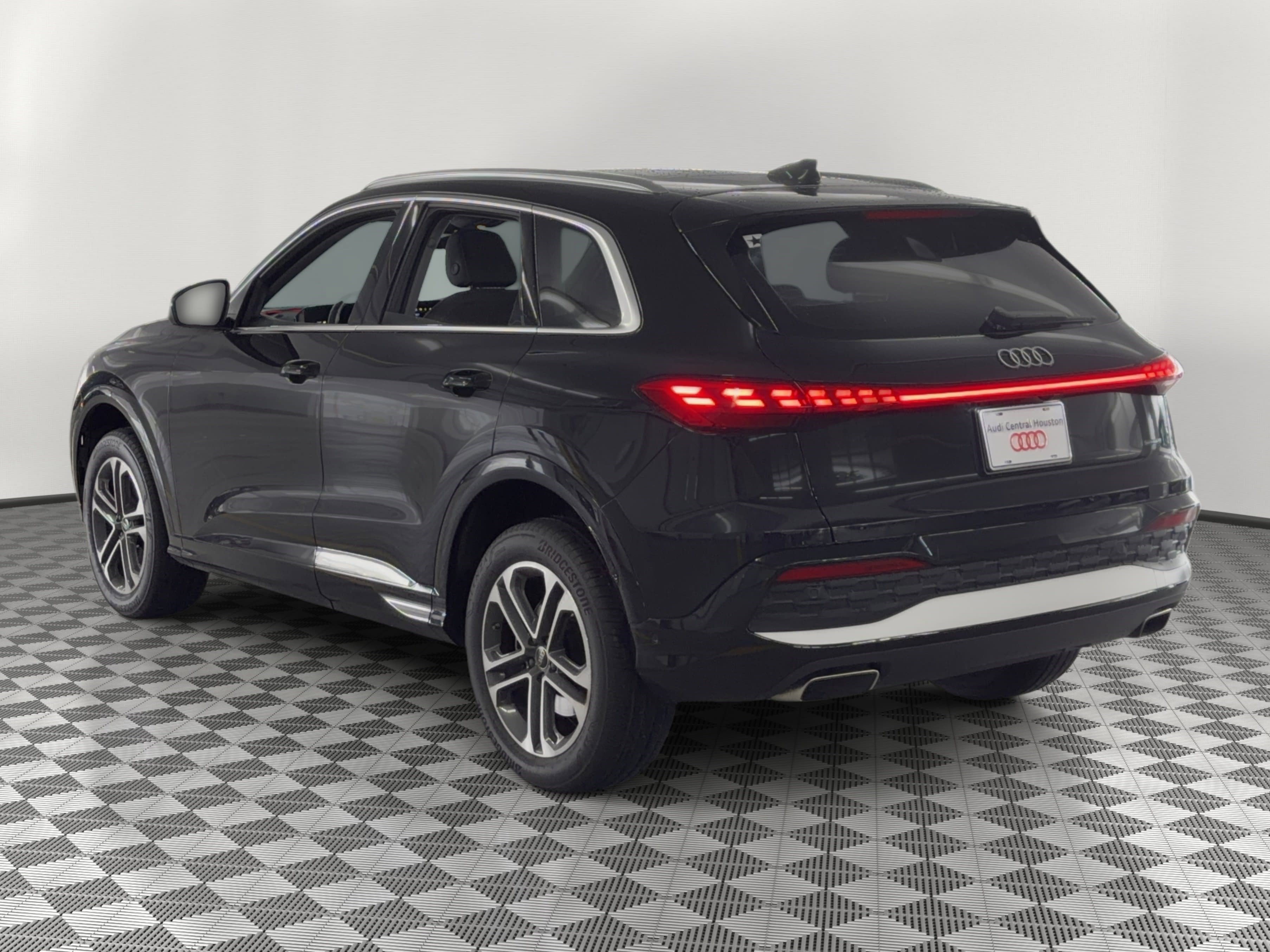 Used 2025 Audi Q5 Premium w/ Premium Plus AWD/4WD image 3