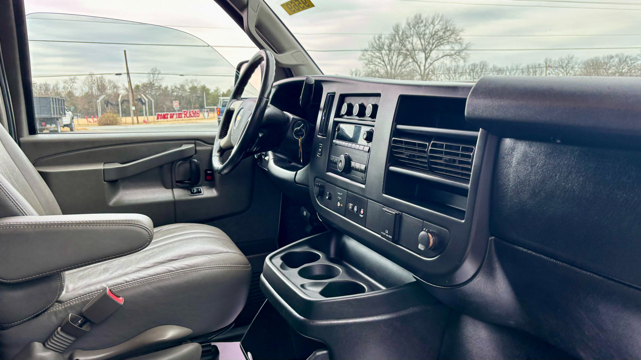 Used 2017 Chevrolet Express 3500 Extended image 13