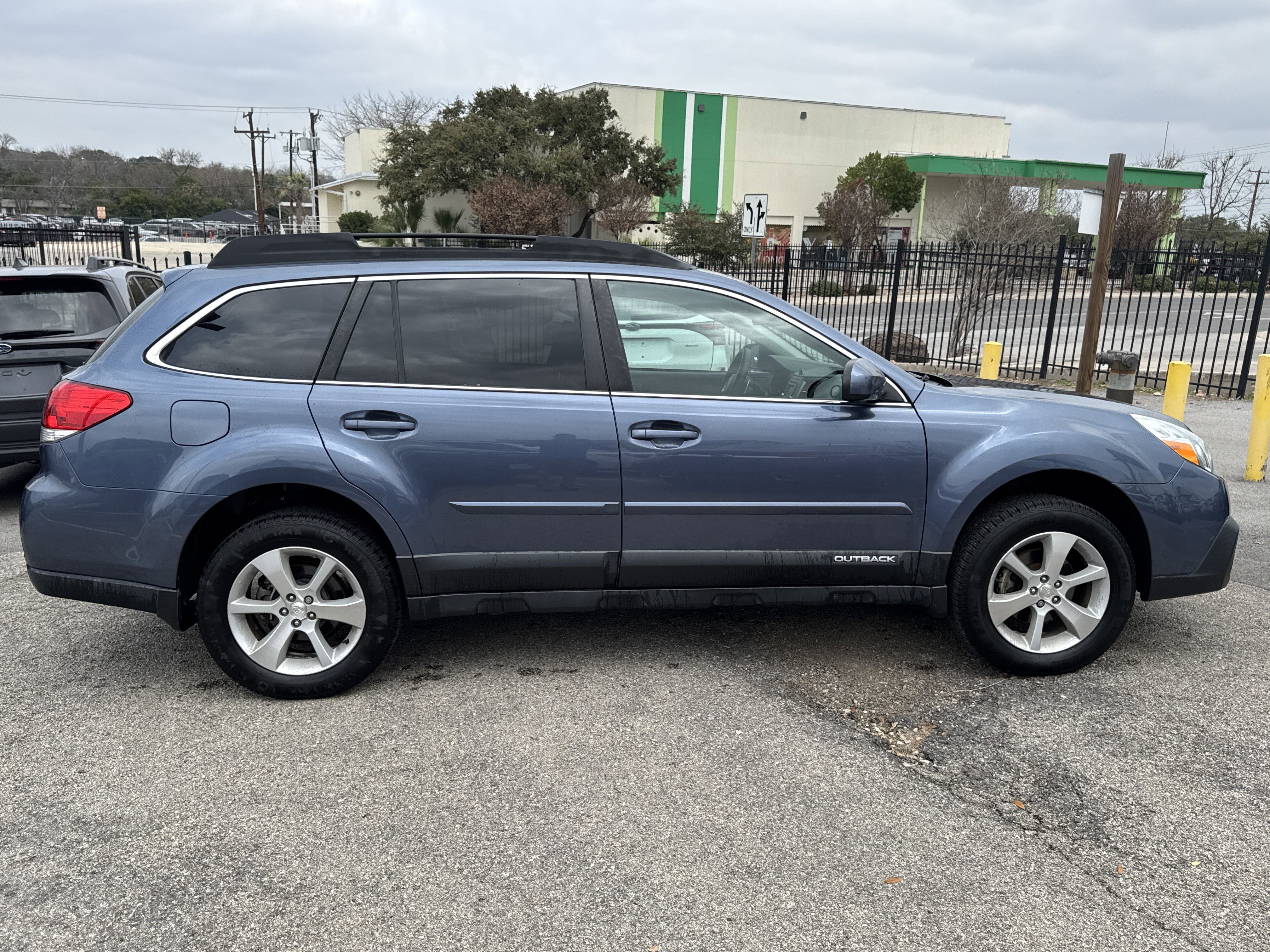 Used 2014 Subaru Outback 2.5i Limited w/ Moonroof Package image 2