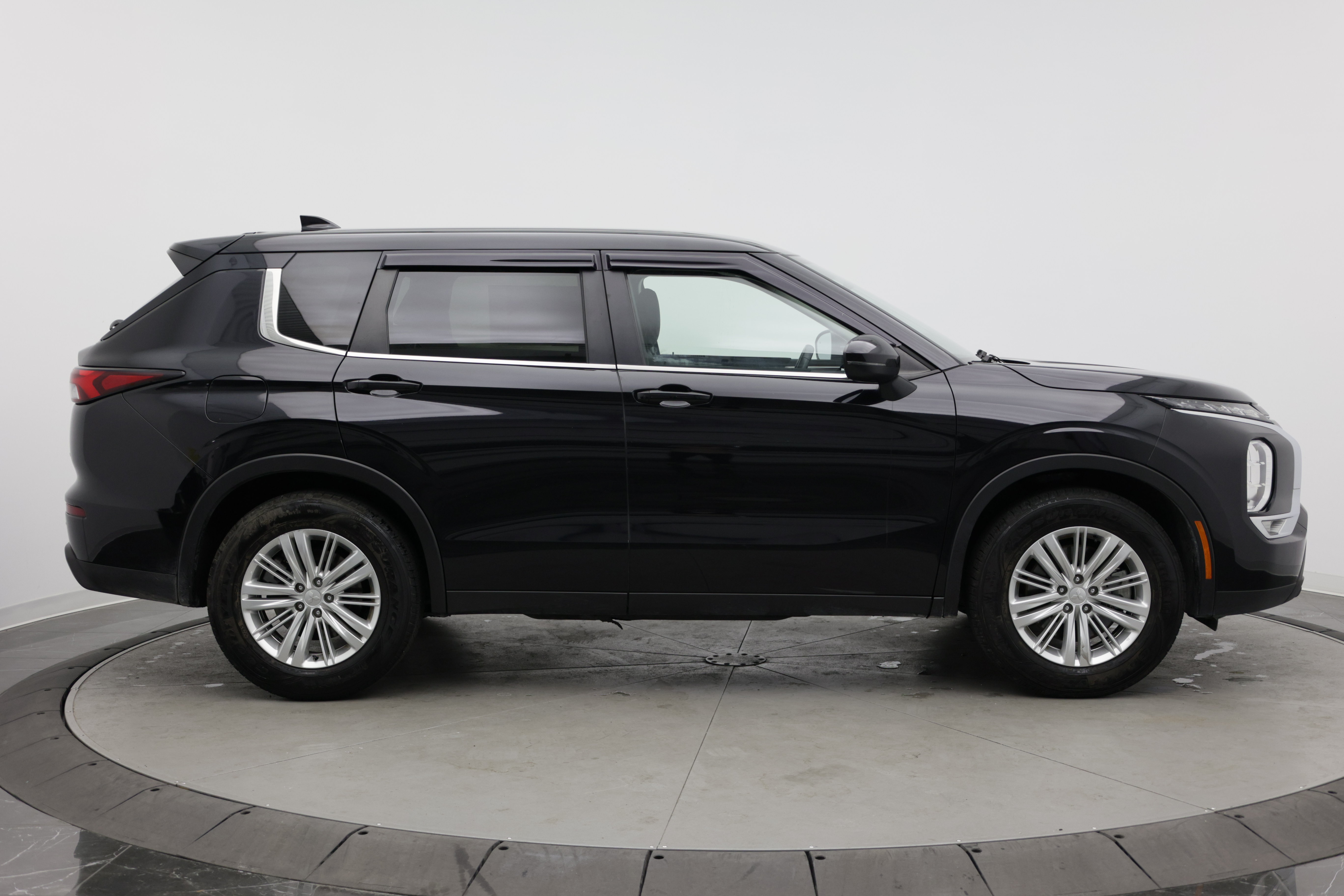 Used 2024 Mitsubishi Outlander ES FWD image 8