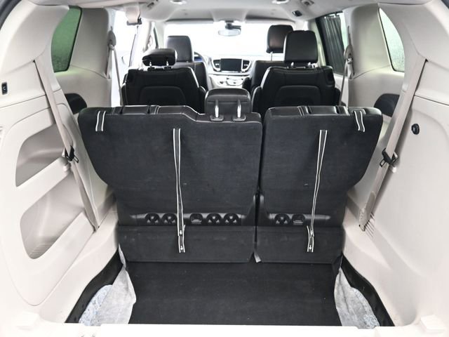 Used 2024 Chrysler Pacifica Touring-L image 6