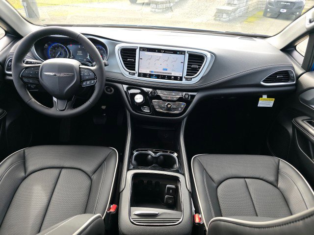 New 2026 Chrysler Pacifica Limited FWD image 23