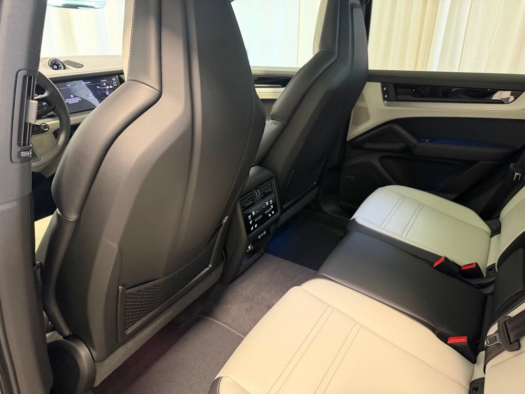 Certified 2026 Porsche Cayenne E-Hybrid AWD/4WD image 25