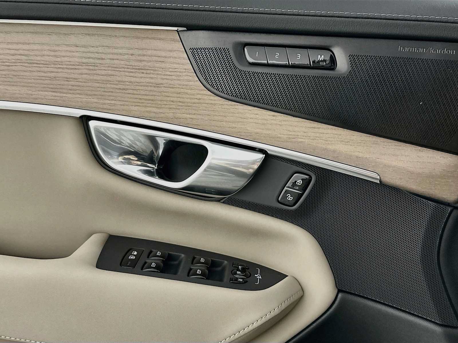 New 2027 Volvo XC90 B6 Plus AWD/4WD image 16