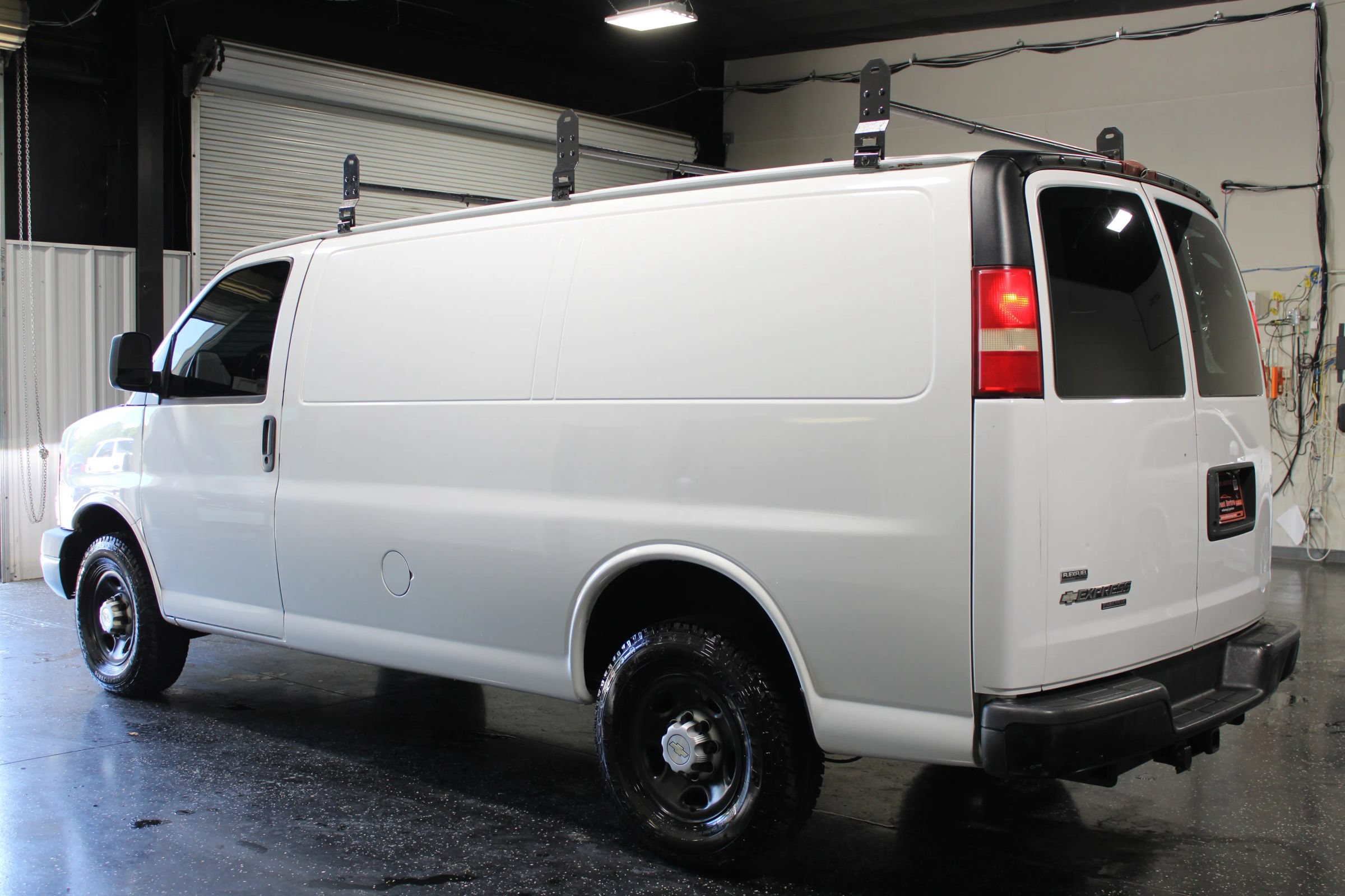Used 2011 Chevrolet Express 2500 RWD image 5
