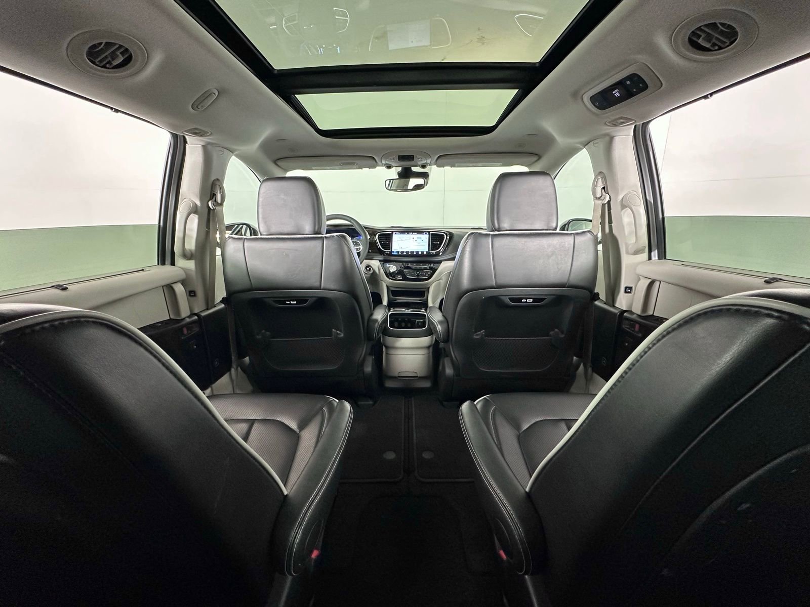 Used 2024 Chrysler Pacifica Limited image 32