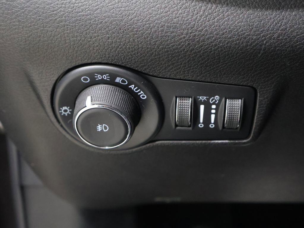 Used 2023 Jeep Compass Latitude image 30