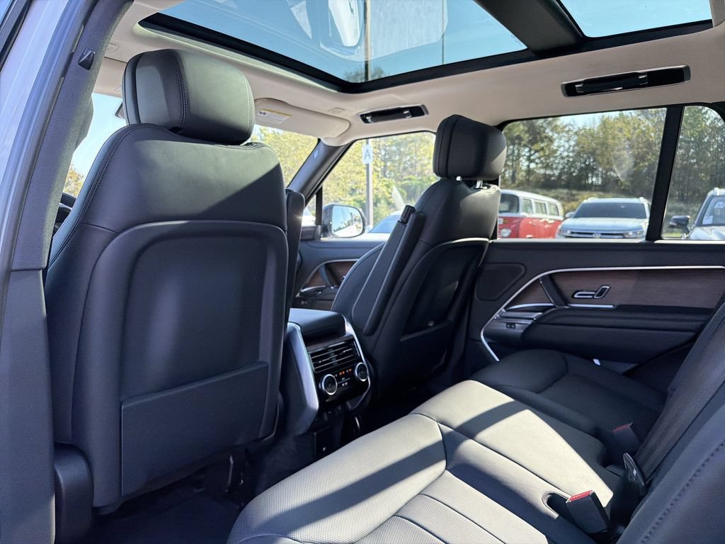 Used 2025 Land Rover Range Rover SE AWD/4WD image 11