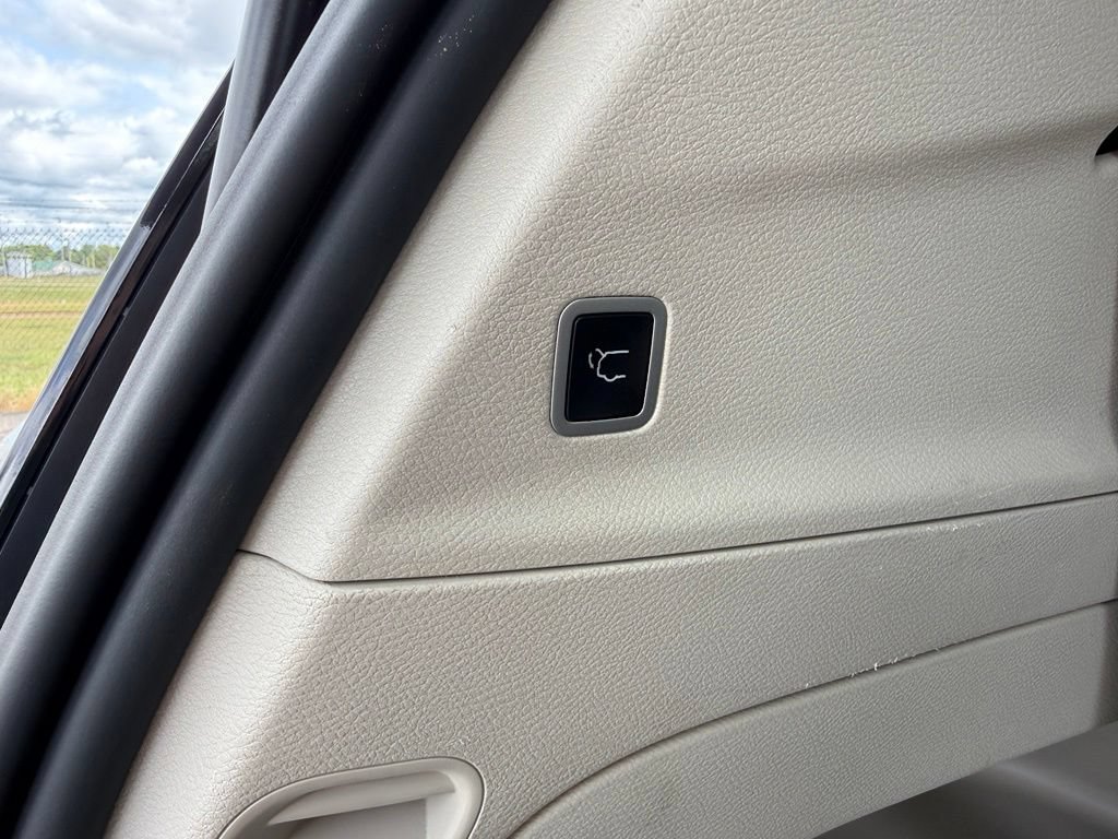 Used 2023 Chrysler Pacifica Touring-L FWD image 9