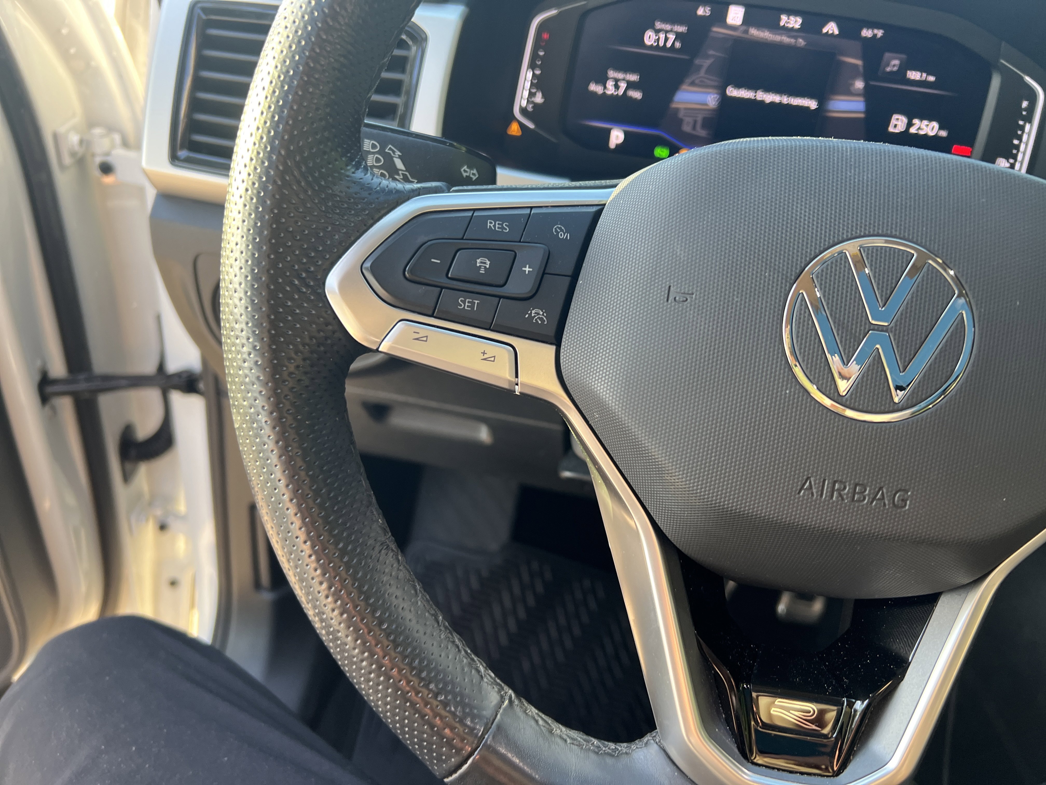 Used 2022 Volkswagen Atlas SEL Premium AWD/4WD image 17