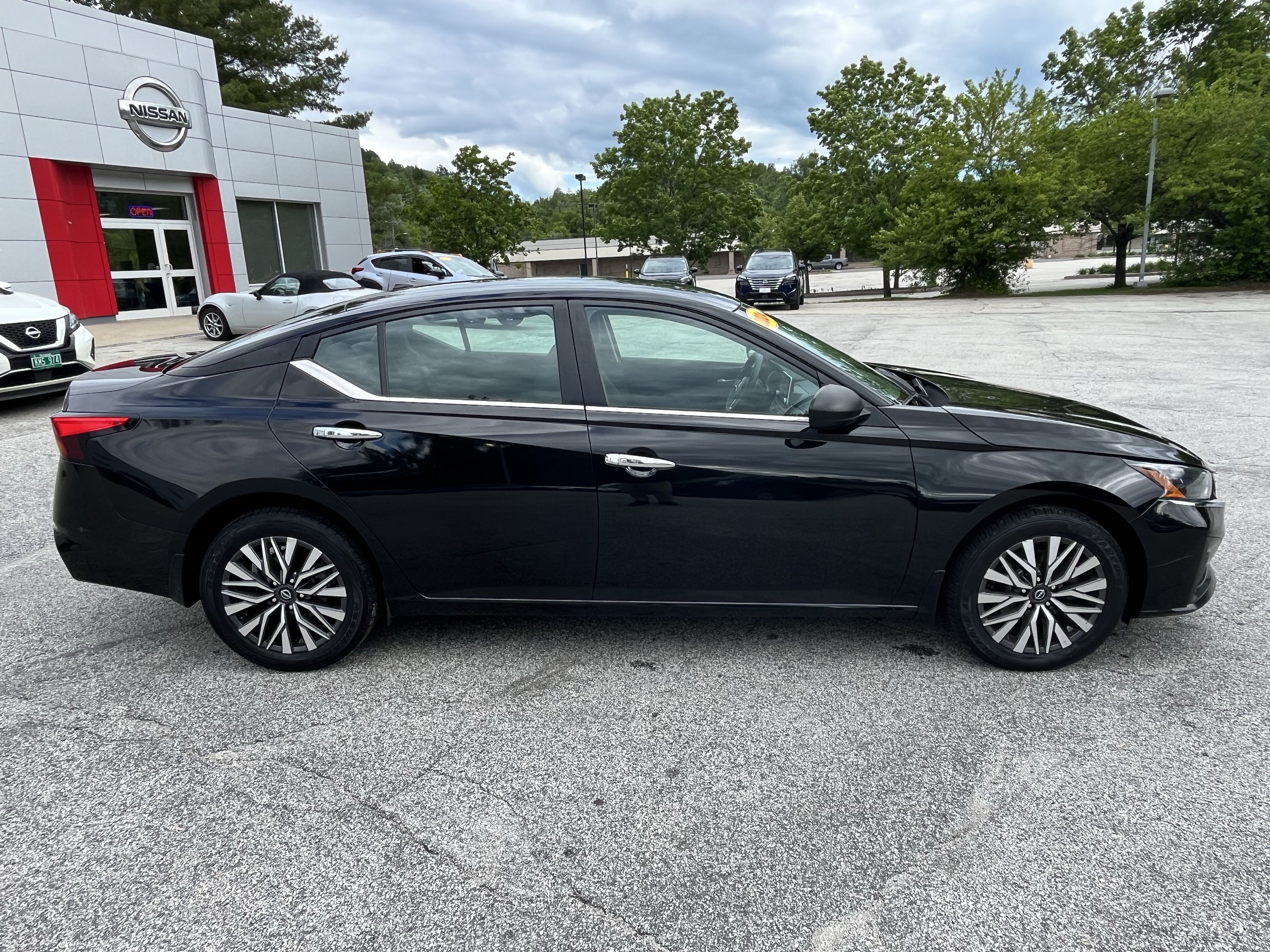 Used 2024 Nissan Altima 2.5 SV AWD/4WD image 8