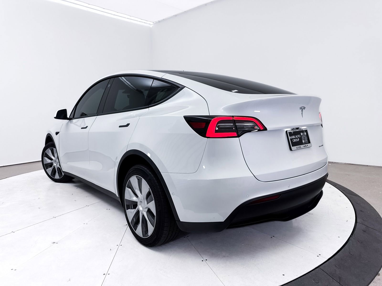 Used 2022 Tesla Model Y Long Range image 13