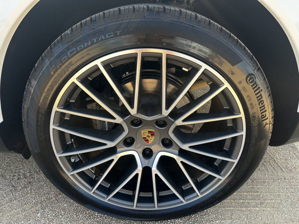 Used 2022 Porsche Cayenne Platinum Edition image 9