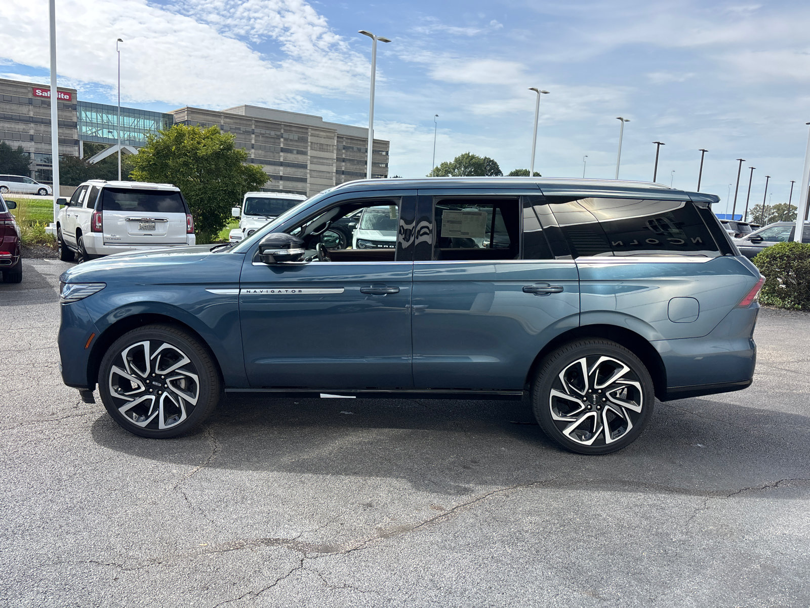 New 2027 Lincoln Navigator Reserve AWD/4WD image 4